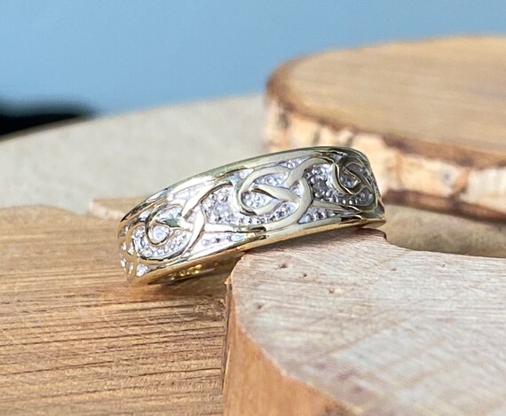 Gold diamond ring. A 9k yellow gold Celtic design… - image 7