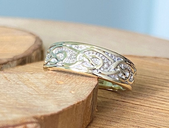 Gold diamond ring. A 9k yellow gold Celtic design… - image 5