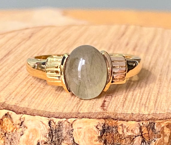 Gold grey ring. A 9k yellow gold grey aventurine c