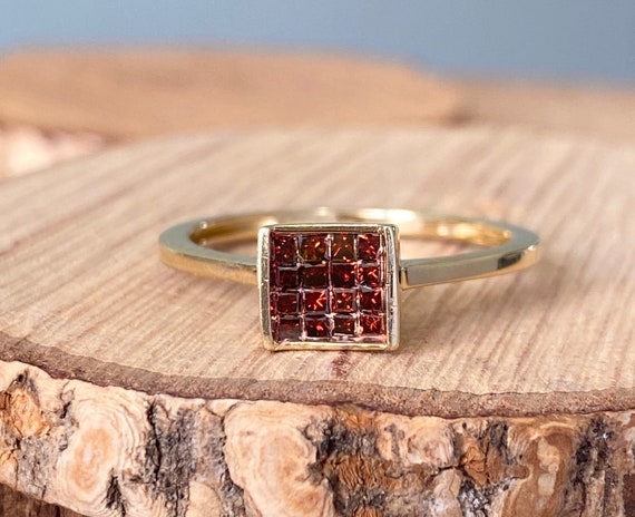 Gold garnet ring. A Vintage 10K yellow gold red ga