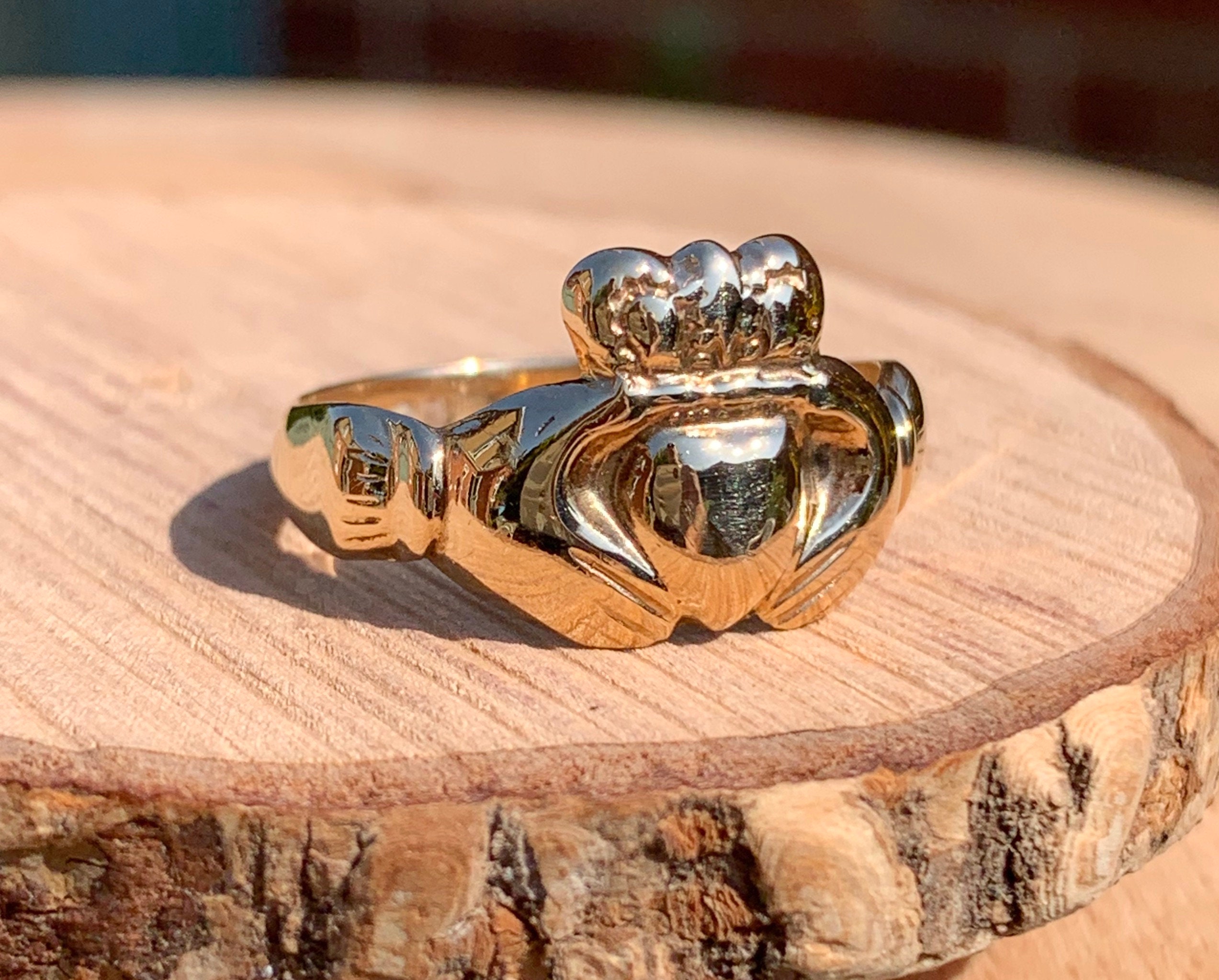 Gold Claddagh ring. Vintage 9K yellow gold Claddagh ring. Date 1975