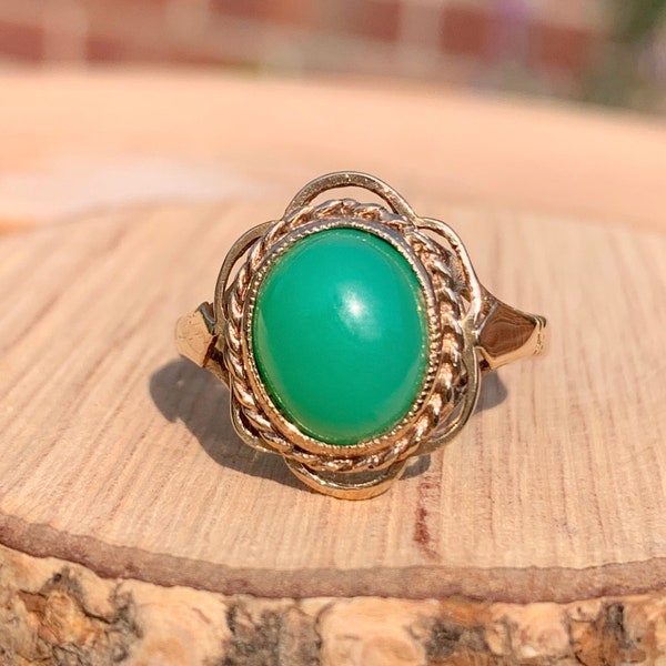 Gold chrysoprase ring. A 9k yellow gold chrysoprase ring