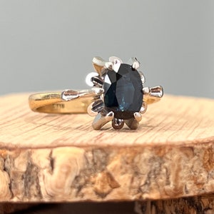 Gold sapphire ring. A vintage 18K yellow gold and platinum blue sapphire ring. image 3