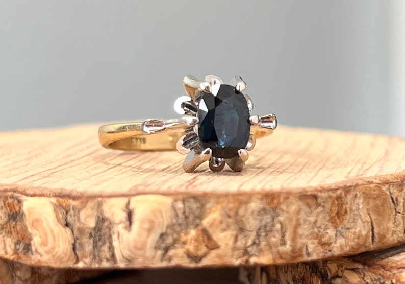 Gold sapphire ring. A vintage 18K yellow gold and platinum blue sapphire ring. image 3