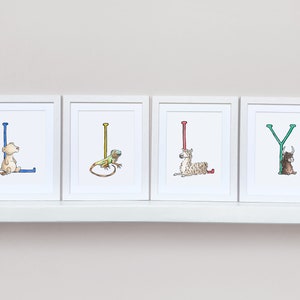 Conjunto personalizado de impressões de arte de berçário com nomes de alfabeto de animais, letras montadas individualmente 8 x 10 ”personalizadas para qualquer nome. Presente para novo bebê