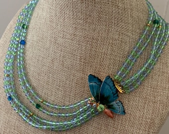 Collar de varias hebras de cristal firmado por Robert Butterfly con cierre de esmalte azul verdoso