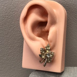 ラインストーンのアクセントが付いたヴィンテージゴールドトーンのスクリューバックメープルリーフイヤリング
