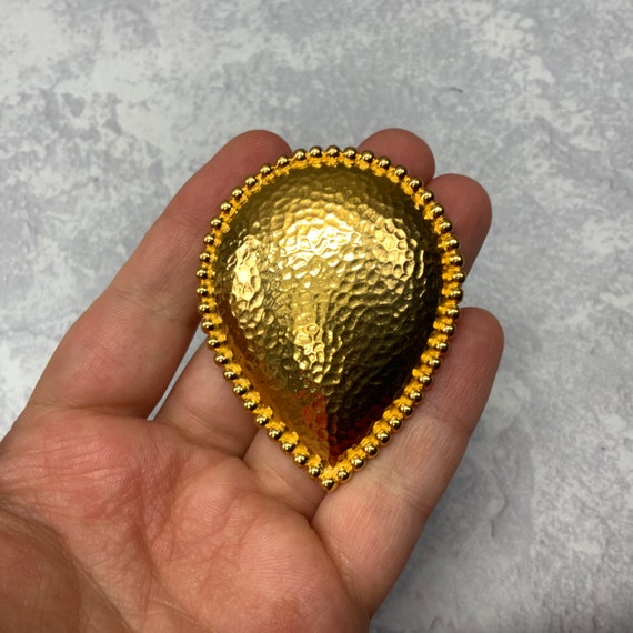 Hammered tear drop monet brooch in gold tone metal - image 4