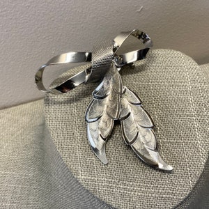 Vintage Retro silver tone bow leaf brooch