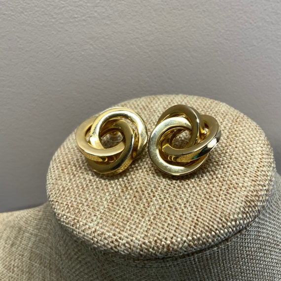 Pierced chunky gold interlocking knot earrings - image 4