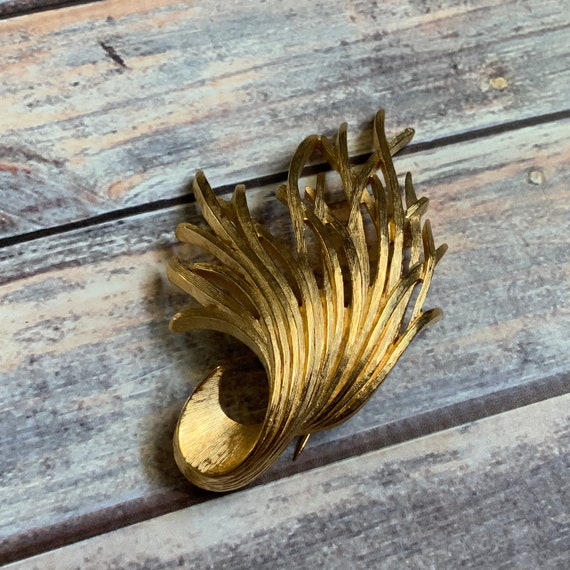 Mid century brushed gold tone curled leafy grass … - image 5
