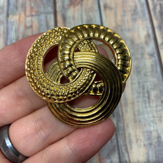 Signed monet Textured interlocking knot brooch in… - image 3