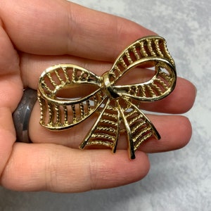 Gerrys Gold tone fenestrated ribbon bow brooch