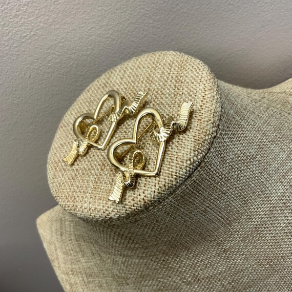 Set of two open heart ribbon scatter pins in gold… - image 3