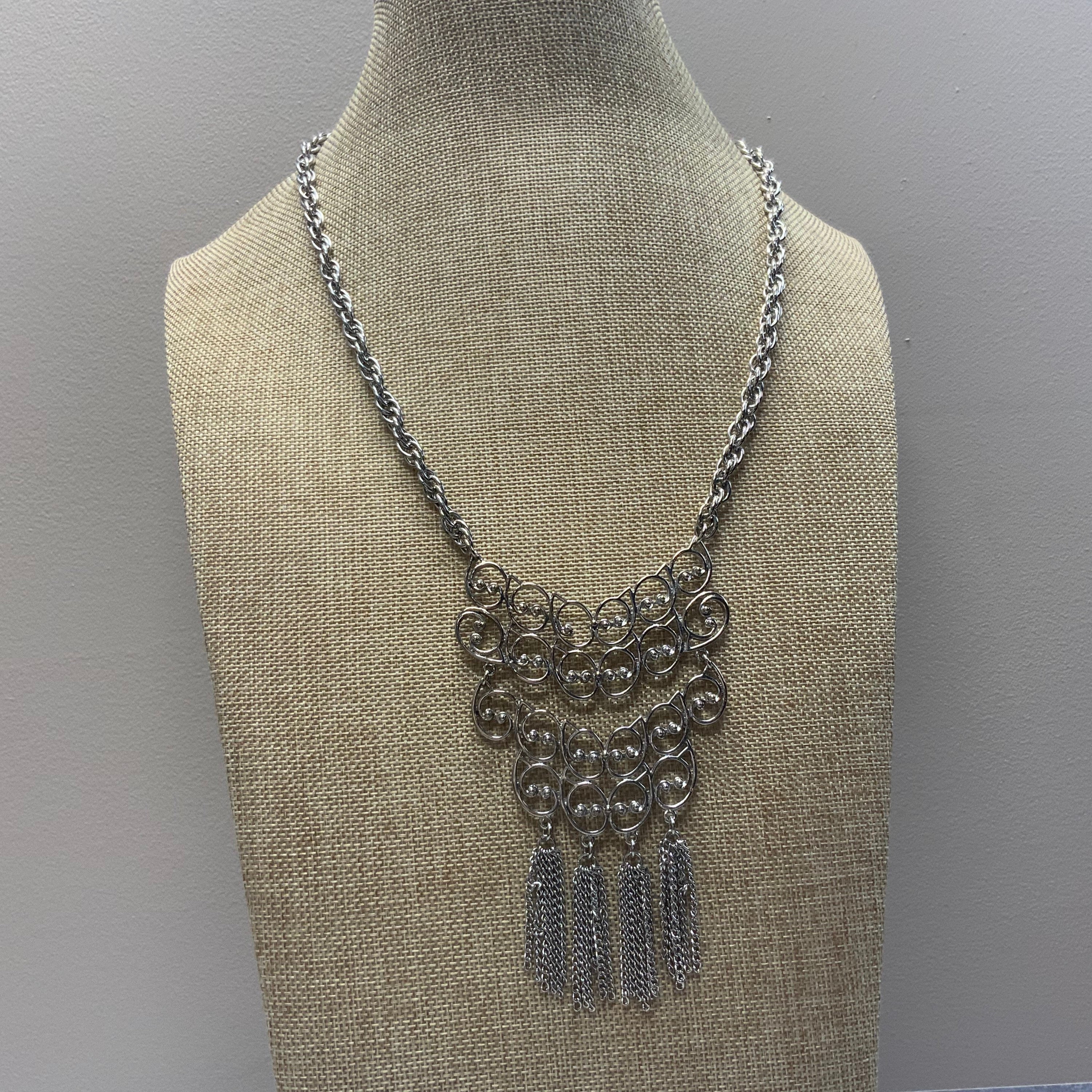 Collier Ethnique Années 70 Avec Grosses Boules En Métal Argenté - Longueur 51cm, Couleur Vanille/prune - Occasion Très Bel état