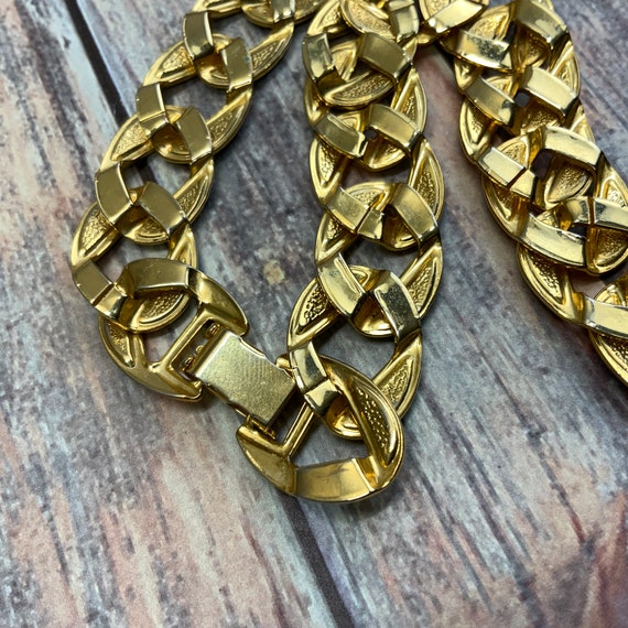 Vintage gold curb chain necklace in gold tone met… - image 6