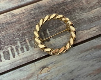 Vintage small twisted gold tone circle brooch