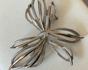 Vintage Silver Tone Abstract Bow Brooch Mid Century Modern Sculptural Ribbon Pin 60s flower