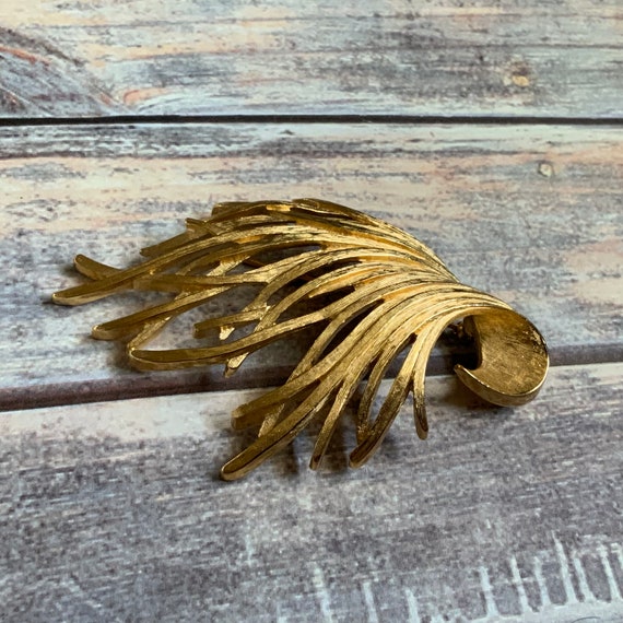 Mid century brushed gold tone curled leafy grass … - image 1