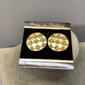 Large gold tone quilted pierced circle statement earrings