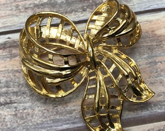 Vintage bright gold tone reticulated ribbon bow brooch