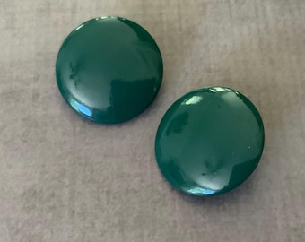 Pendientes vintage de clip con forma de cúpula en color verde azulado, estilo años 80.
