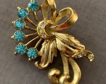 ヴィンテージゴールドトーンの花柄ブローチ、天然石の葉のピン、1970