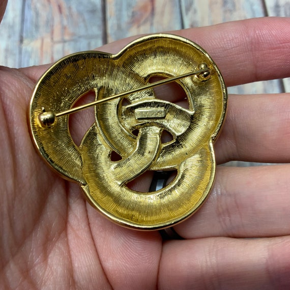 Signed monet Textured interlocking knot brooch in… - image 2