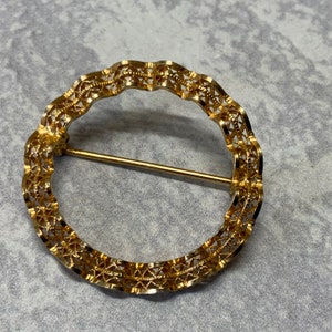 Woven woven Cannetille circle brooch in gold tone metal