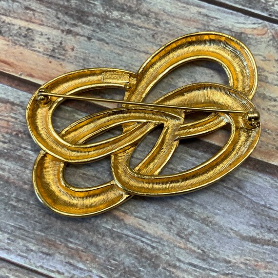 Large gold tone interlocking ovals brooch Gem