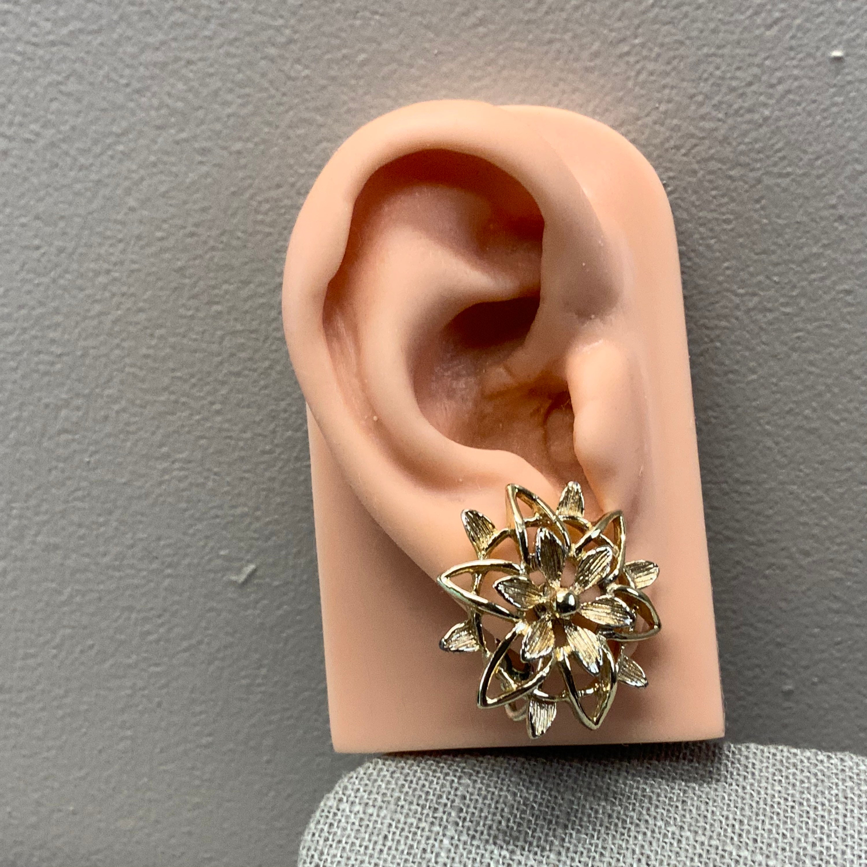 Vintage Sarah Coventry Star Flower Clip on Earrings in Gold