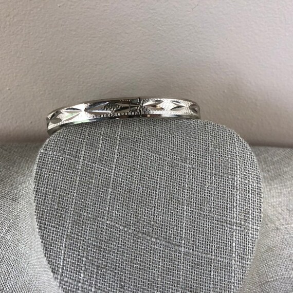 Intrigue Narrow Hinged Bangle