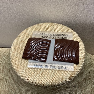 Brown wavy square pierced fashion earrings from the 90s