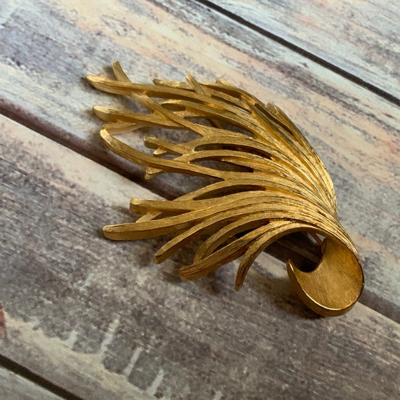 Mid century brushed gold tone curled leafy grass … - image 2