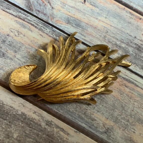 Mid century brushed gold tone curled leafy grass … - image 4