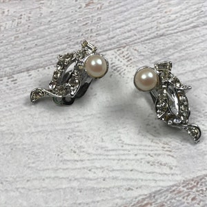Vintage 1960s Silvertone rhinestone leaf clip on earrings with faux cream colored pearl