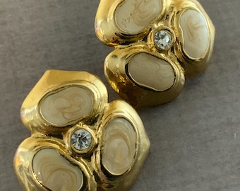 Vintage 80s Gold Tone Beige Enamel Flower Clip On Earrings Rhinestone Center