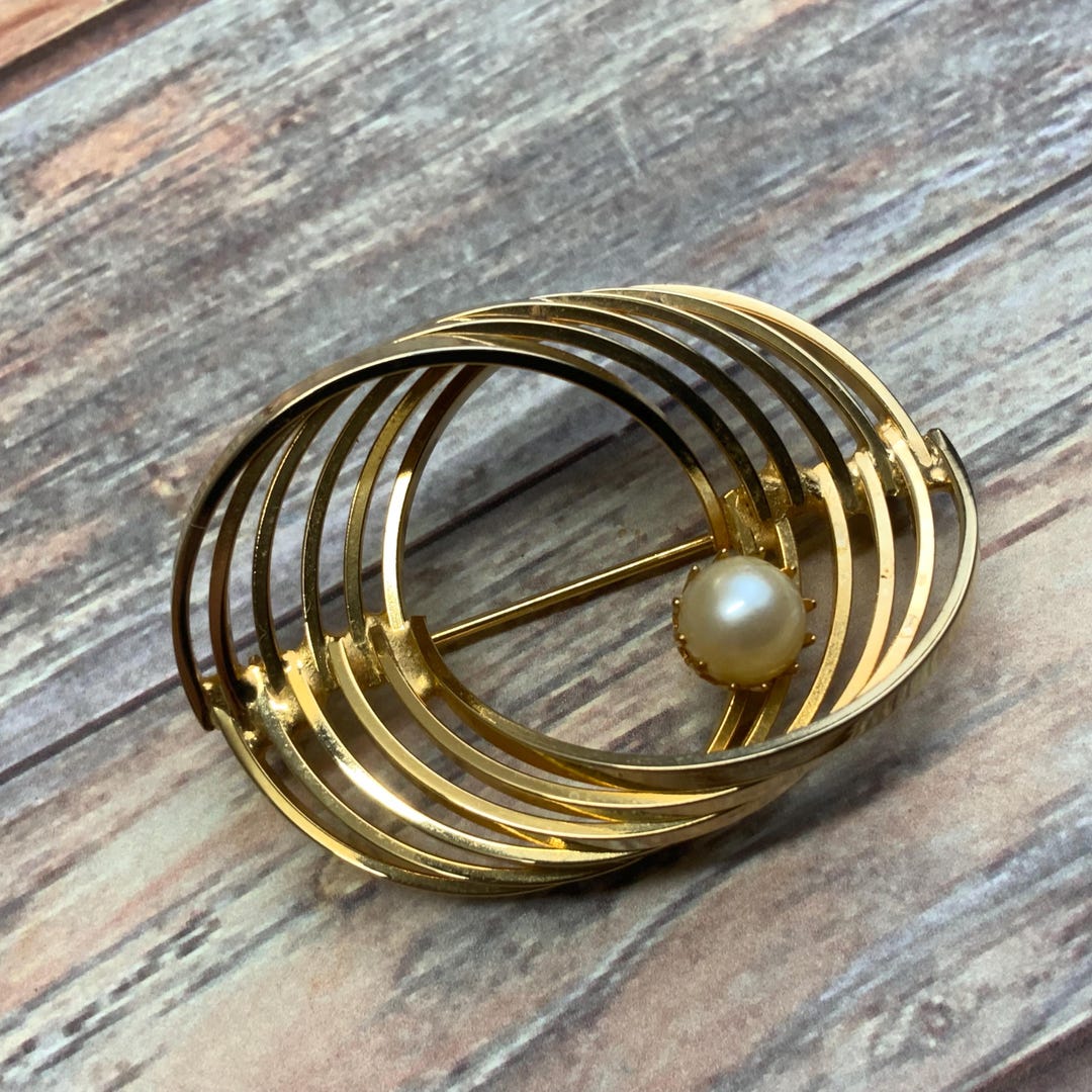 Vintage 70s Interlocking Circle Brooch Pin With Faux Pearl in Gold Tone ...