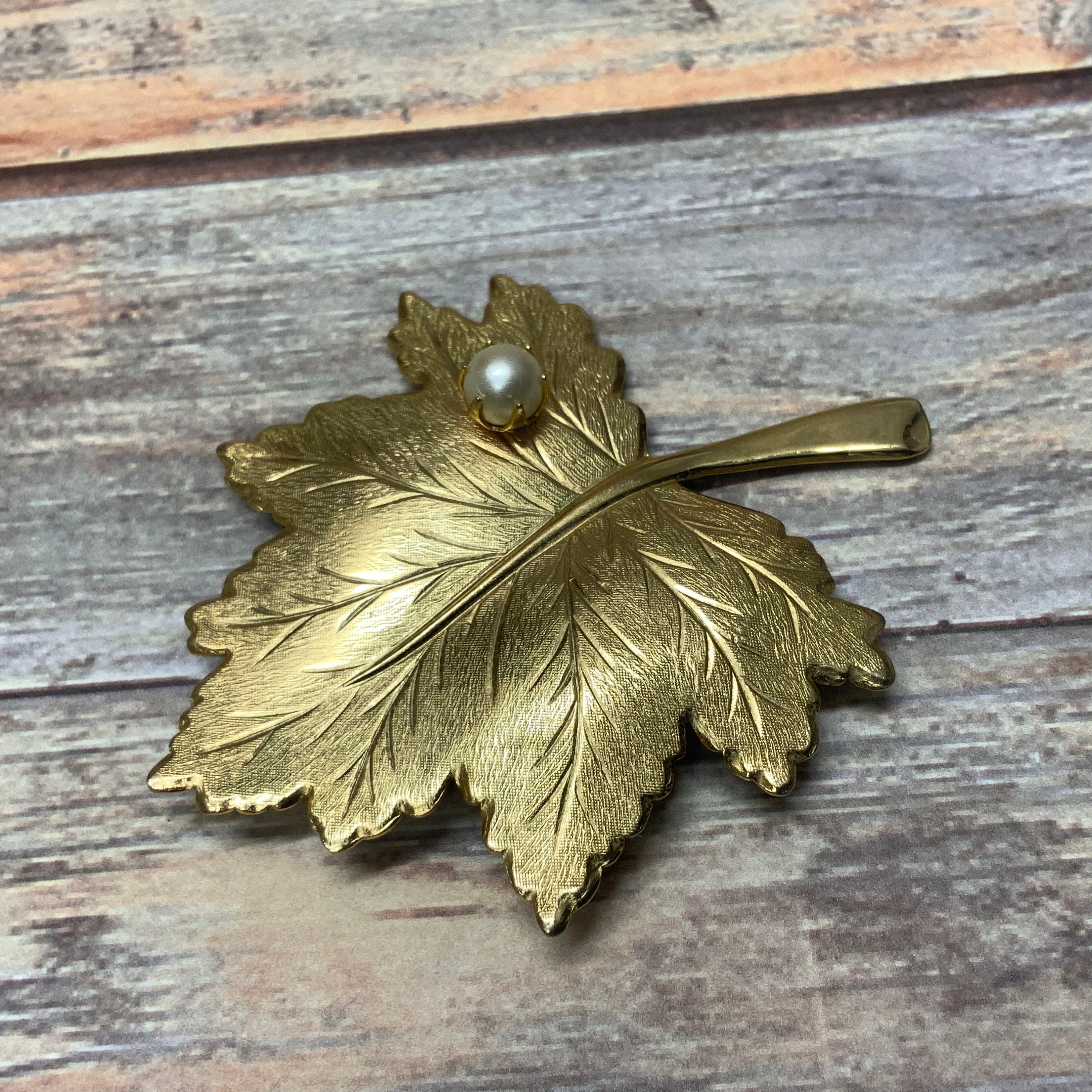 NOELSarah Coventry 葉のモチーフ ブローチ　10%オフ♪ Signed Sarah Coventry Gold Tone Pearl Maple Leaf Brooch - Etsy
