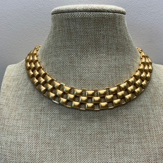 Satin gold tone MONET panther link brick chain col