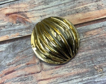 Polished gold tone ribbed circular scarf clip