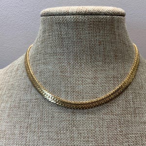 collier vintage texturé à chevrons NAPIER doré