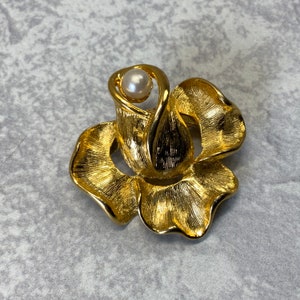 Brushed gold tone faux pearl rose brooch