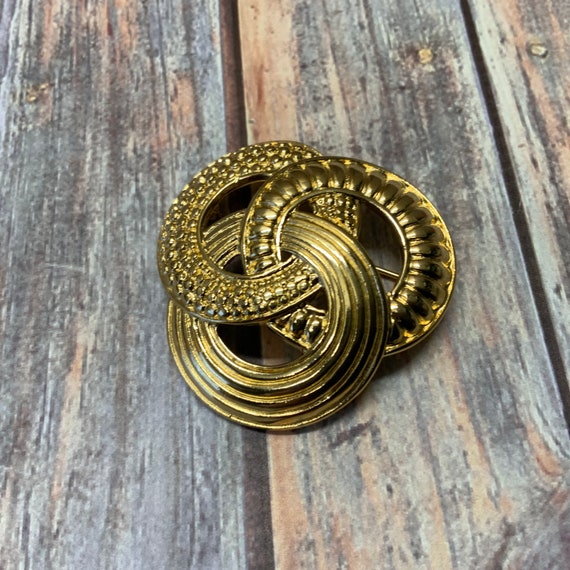 Signed monet Textured interlocking knot brooch in… - image 4