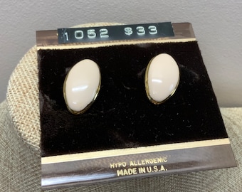 Vintage oval cream enamel pierced earrings in gold tone metal