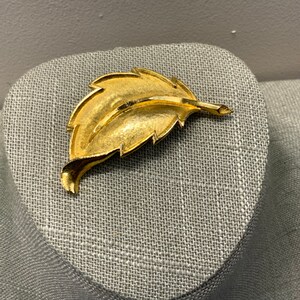 Simple brushed gold tone leaf brooch