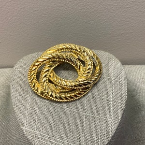 Textured twisted gold tone knot brooch