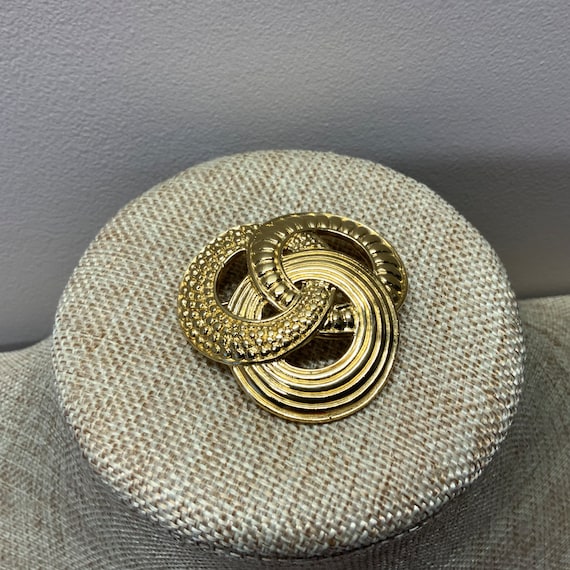 Signed monet Textured interlocking knot brooch in… - image 1