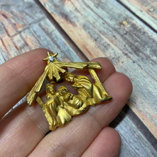 Vintage gold tone AVON nativity tack pin brooch with rhinestone star