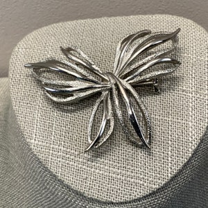Brushed silver tone mid century floral brooch